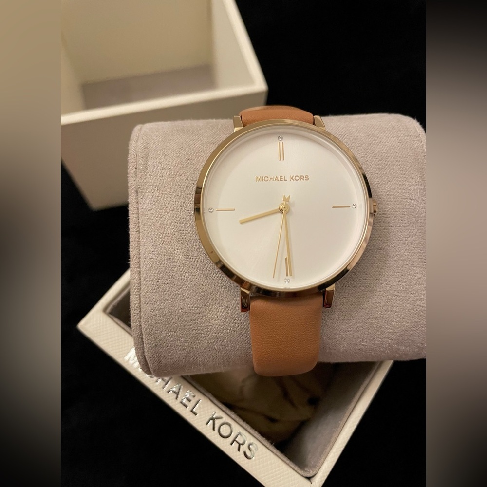 BRAND NEW MICHAEL KORS WATCH
Leather Strap